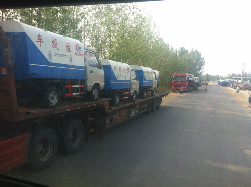 圖為準備發(fā)車至山西的小型<a href=http://m.wangbaomu.cn/ljc target=_blank class=infotextkey>垃圾車</a>