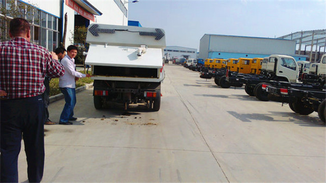 內(nèi)蒙客商正在參觀五十鈴<a href=http://m.wangbaomu.cn/saoluche/ target=_blank class=infotextkey>掃路車</a>