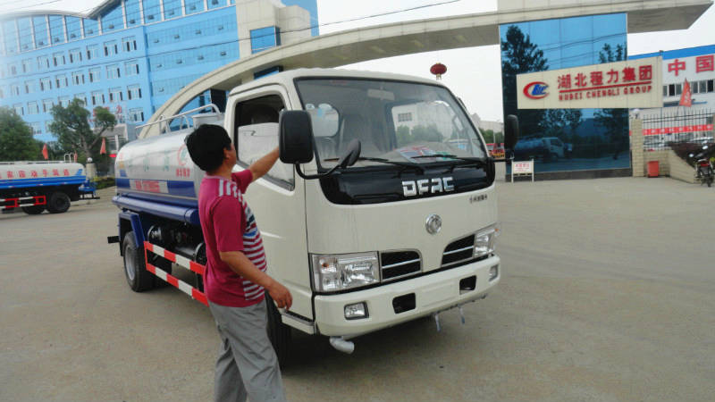 正在給5噸<a href=http://m.wangbaomu.cn/ssc target=_blank class=infotextkey>灑水車</a>做出廠前準備