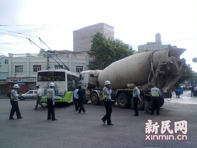 一輛19路電車在新閘路成都北路路口被一輛水泥<a href=http://m.wangbaomu.cn/jbc/ target=_blank class=infotextkey>攪拌車</a>攔腰撞擊，車毀嚴(yán)重。通訊員 殷佳維 攝