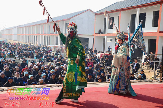 “人大代表號”大型流動<a href=http://m.wangbaomu.cn/wtc/ target=_blank class=infotextkey>舞臺車</a>駛進李村鎮