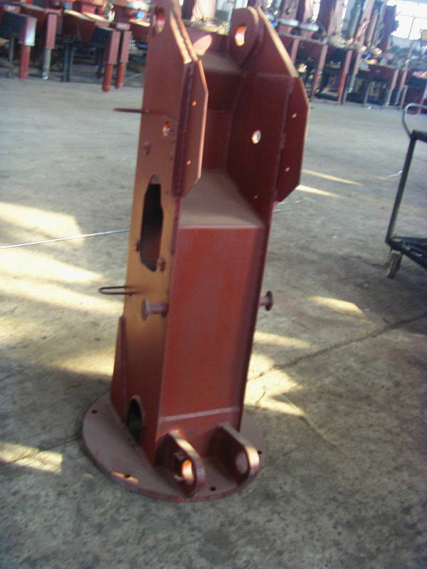 隨車吊的立柱:立柱是連接吊臂和機架的重要部件,貨物左右旋轉時主要靠立柱