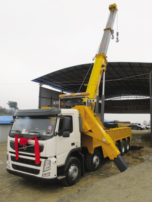 昨日，目前國內最大噸位的道路<a href=http://m.wangbaomu.cn/qzc/ target=_blank class=infotextkey>清障車</a>正式“落戶”貴陽。該清障車車價近300萬元，集吊裝、拖車于一體，最大起吊高度13.2米，最大拖牽重量54噸，最大起吊重量60噸，可安全快速地對交通事故中側翻的重型貨車、重型<a href=http://m.wangbaomu.cn/ygc/ target=_blank class=infotextkey>油罐車</a>等進行起吊、救援和拖運，及時恢復現場交通。曾秦 攝