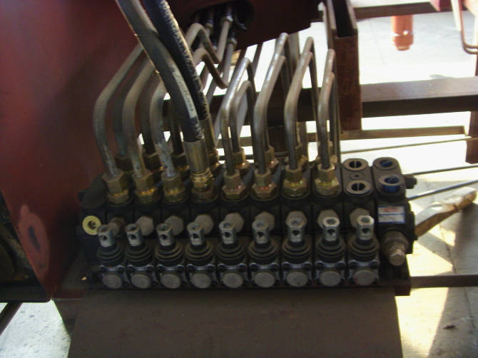 多路換向閥是<a href=http://m.wangbaomu.cn/scd/ target=_blank class=infotextkey>隨車吊</a>的操作系統