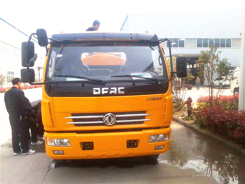 高壓清洗<a href=http://m.wangbaomu.cn/xifenche/ target=_blank class=infotextkey>吸糞車</a>正面圖