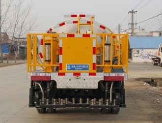 國(guó)四東風(fēng)福瑞卡雙排座瀝青灑布車